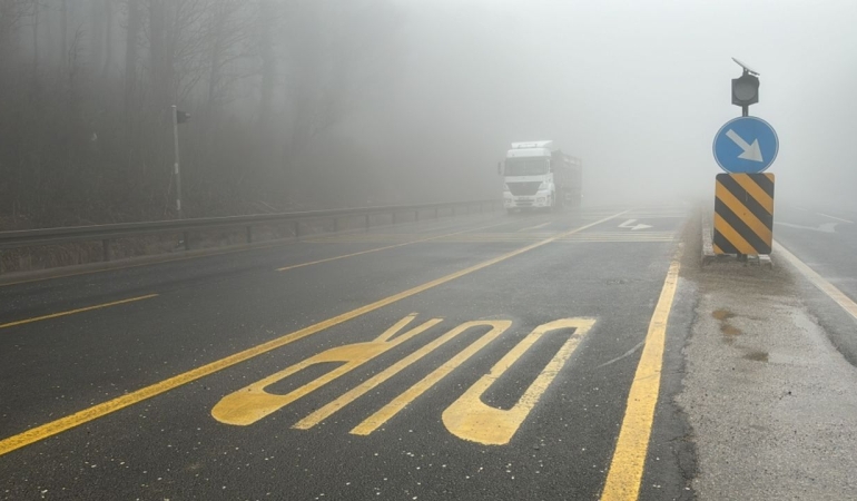 Bolu Dağı’nda kar yağışı nedeniyle ağır tonajlı araçların geçişine izin verilmiyor