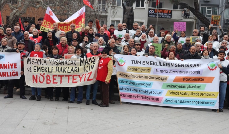 Burhaniye’de emekliler hakları için yürüdü: Sefalet bütçesini kabul etmiyoruz
