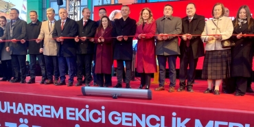CHP Genel Başkanı Özel Manisa’daki Cuma Namazı çıkışında Gazze yürüyüşü