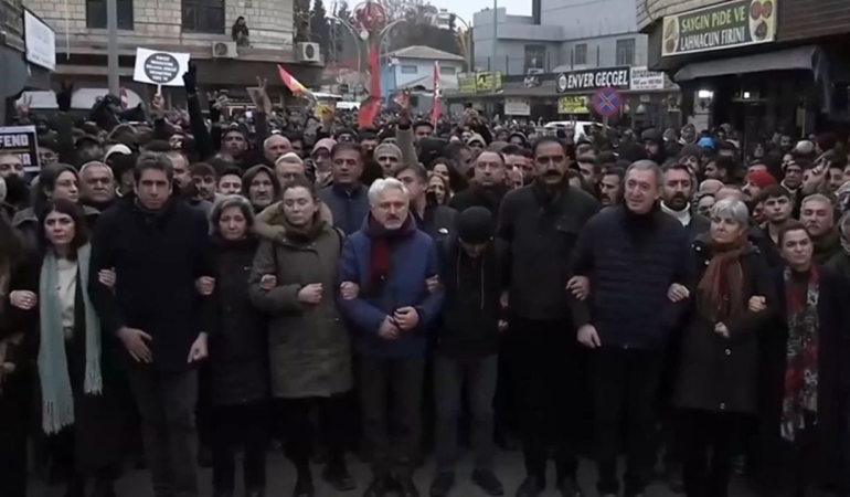DEM Parti Eş Genel Başkanı Bakırhan’ın da katıldığı Suruç’taki yürüyüşe polis müdahale etti