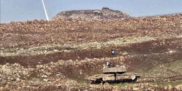 İsrail Ordusu Kuneytra'da Suriye topraklarına girerek tepeye bayrak dikti