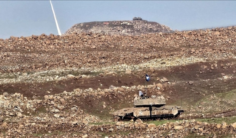 İsrail Ordusu Kuneytra’da Suriye topraklarına girerek tepeye bayrak dikti