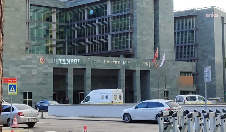 İstanbul Bölge Adliye Mahkemesi’nde bir savcı hakimeye silahlı saldırı gerçekleştirdi