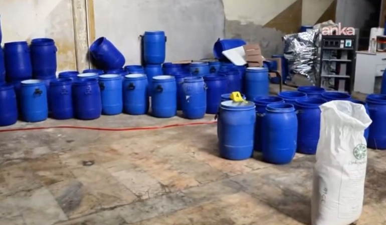 İzmir’de uyuşturucu imalathanesine operasyon: Bir ton 625 kilogram hammadde ele geçirildi