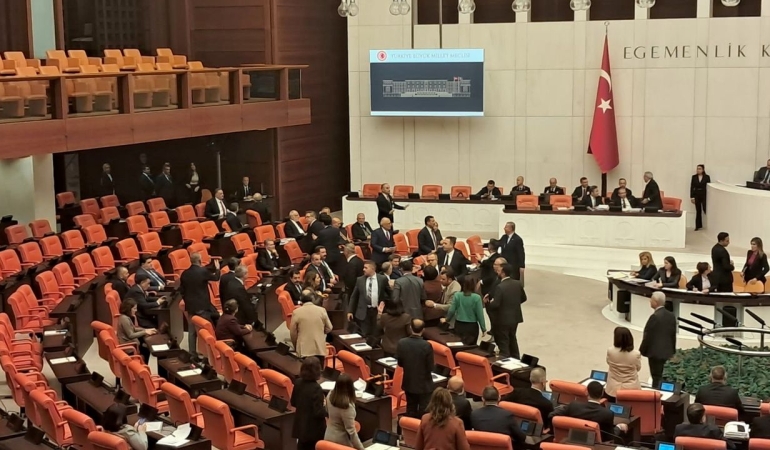 TBMM Genel Kurulu’nda DEM Parti ve İYİ Parti milletvekilleri arasında gerginlik yaşandı