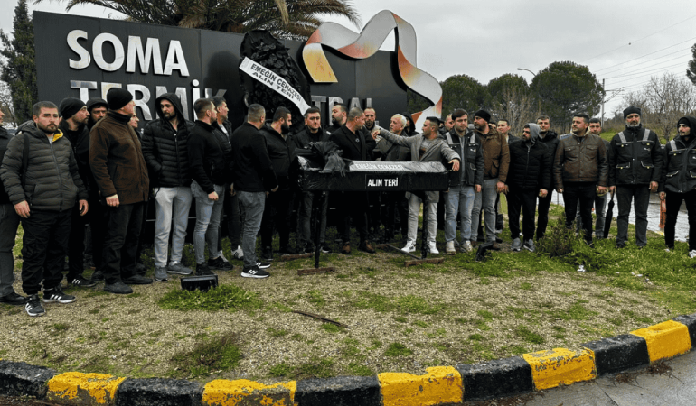 TES-İŞ’ten Soma Termik Santrali Önünde Siyah Tabutlu Eylem: İşçinin Hakkı Şirketin Keyfine Bırakılamaz