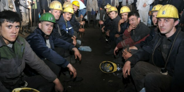 TTK'lı madenciler promosyon eşitsizliğine baretli eylemle tepki gösterdi