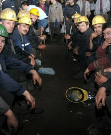 TTK'lı madenciler promosyon eşitsizliğine baretli eylemle tepki gösterdi