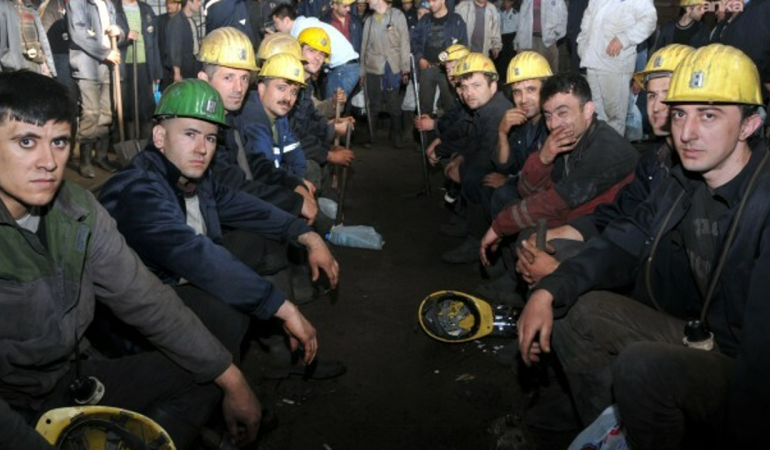 TTK’lı madenciler promosyon eşitsizliğine baretli eylemle tepki gösterdi