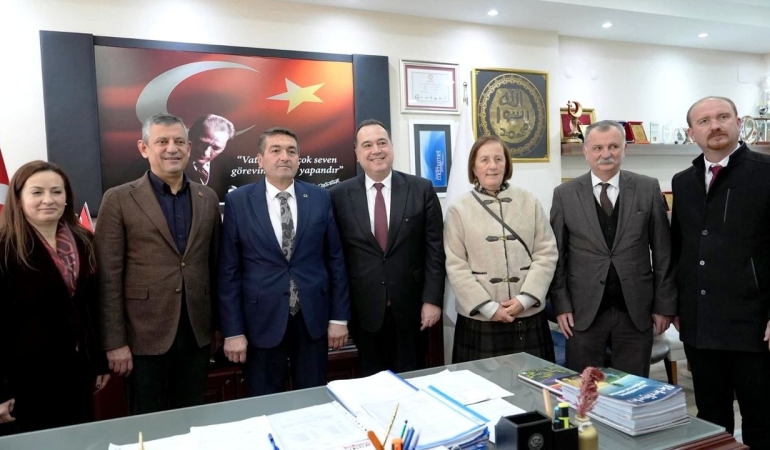 CHP Genel Başkanı Özel’den AKP’li Başkanın jestine jestle yanıt verdi