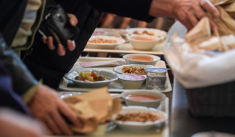 İzmir Büyükşehir Belediyesi Kent Lokantalarında 700 bin porsiyon yemek sunuldu