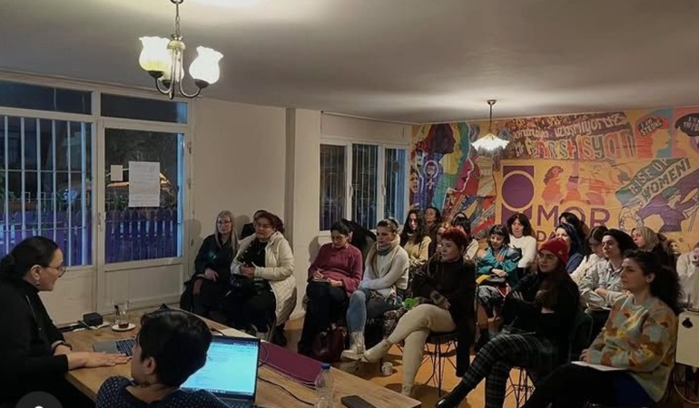 İzmir’de düzenlenen “Mor Masa” buluşmasında sanat ve cinsiyet ilişkisi ele alındı