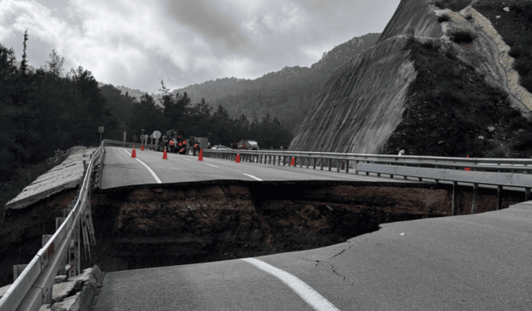 Antalya’da Kumluca-Kemer yolu göçük ve heyelan nedeniyle kısmen kapandı