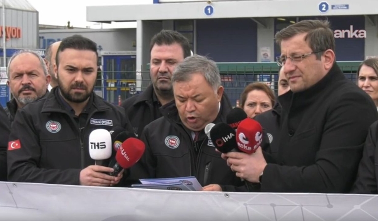 Hayatını kaybeden polis memuru için TÜVTÜRK önüne siyah çelenk: TÜVTÜRK