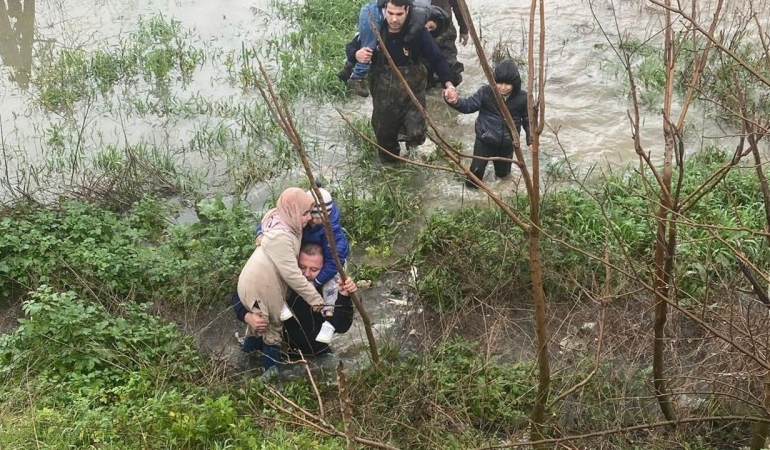 Manisa’da sel sularında mahsur kalan 5 kişilik aileye itfaiye ekipleri
