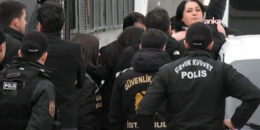 Migros depo işçileri Tuncay Özilhan’ın evinin önünde ters kelepçeyle gözaltına