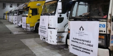 Mürşitpınar Sınır Kapısı açılmadı: Kobani için toplanan yardım tırları Diyarbakır'a