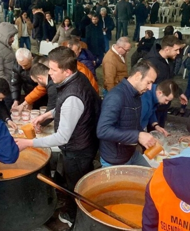 Selendililer Manisa şehir meydanında üç yıl önce kaybettikleri Ender Kaya