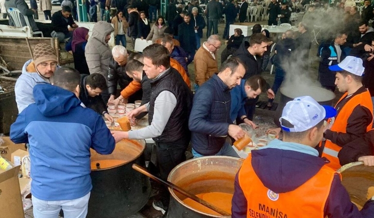 Selendililer Manisa şehir meydanında üç yıl önce kaybettikleri Ender Kaya için iftar hayrı düzenledi