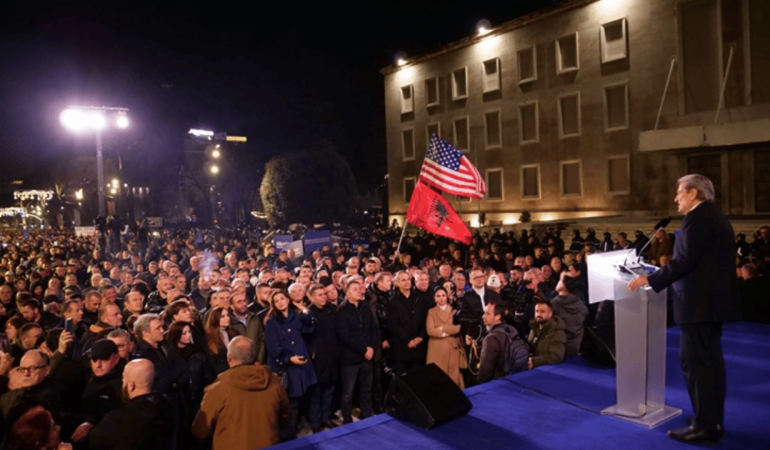 Tiran’da binlerce kişi Rama hükümetinin istifasını istedi