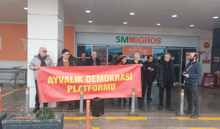 Ayvalık Demokrasi Platformu, Migros depo işçilerine destek için basın açıklaması yaptı
