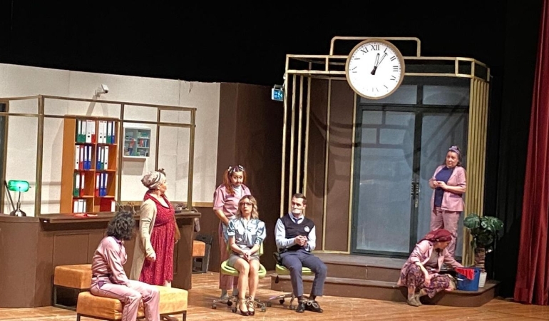 İzmir Mor Dayanışma üyeleri “Mor Şalvar” oyununu izledi