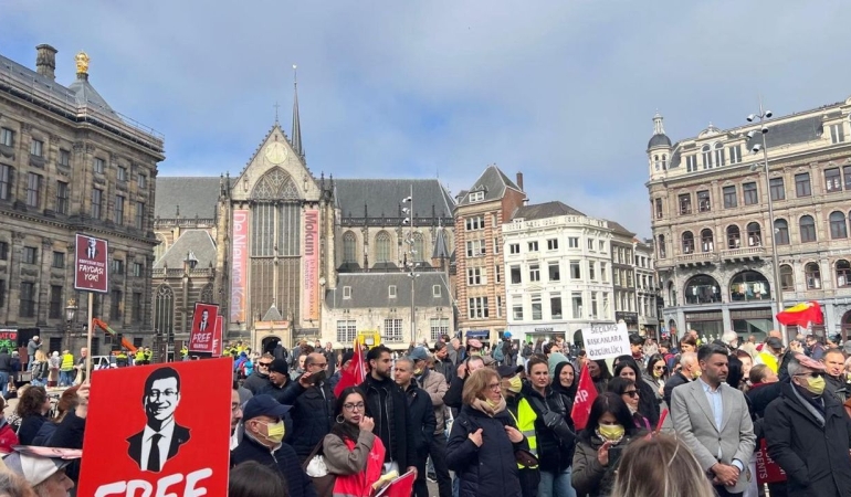 CHP Hollanda Birliği, Amsterdam Dam Meydanı’nda ‘Demokrasi Mitingi’ düzenledi