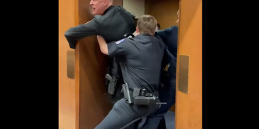 Deniz piyade çavuşundan Kongre'de İran protestosu: Kimse artık İsrail için