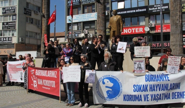 Edremit’te hayvan katliamı protesto edildi