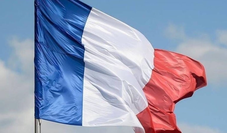 Fransa, hava savunma araçları ile bir uçak gemisini Güney Kıbrıs’a gönderiyor