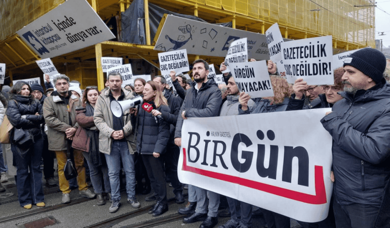 Gazeteciler, BirGün muhabiri İsmail Arı’nın gözaltına alınmasını protesto etti