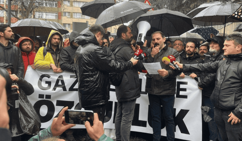 Kadıköy’de tutuklu gazeteciler için protesto: Basın özgürlüğü talebi
