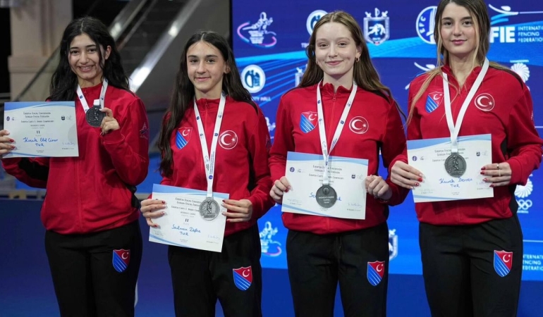 Kadın eskrim takım 103 yıllık federasyona tarihi başarı yaşattı: Manisalı sporcu