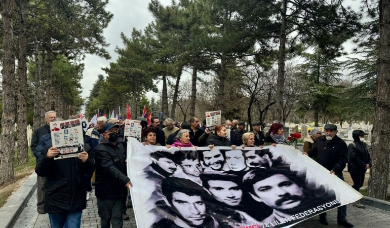 Mahir Çayan ve arkadaşları Karşıyaka Mezarlığı'nda düzenlenen törenle anıldı