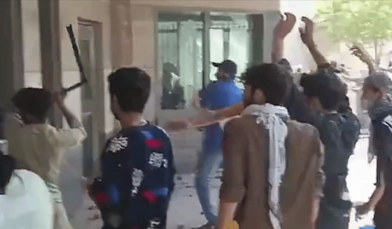 Pakistan’ın Karaçi kentinde ABD Konsolosluğu önünde protesto: En az 6 kişi hayatını kaybetti